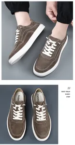 Vue détaillée de baskets en daim marron pour hommes avec semelles blanches épaisses