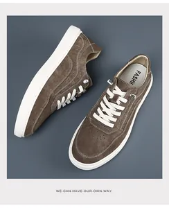 Vue détaillée des baskets vintage en daim marron pour hommes à semelle blanche