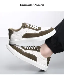 Vue latérale de baskets en cuir rétro pour hommes blanc et vert olive à semelle blanche