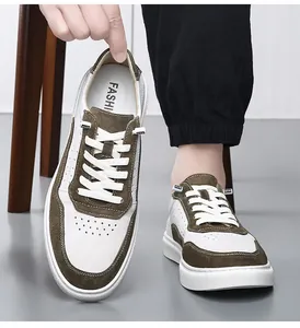 Détail de baskets décontractées rétro en cuir blanc et vert pour hommes à semelle épaisse