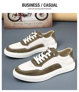 Gros plan de baskets rétro pour hommes avec semelle blanche épaisse et panneaux en daim vert.
