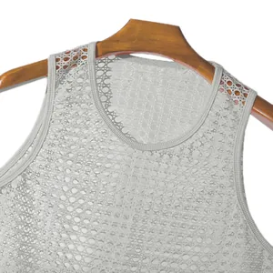 Dettaglio della trama in maglia a rete traspirante di una canotta sportiva da uomo
