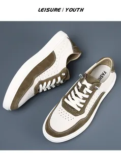 Vue détaillée de sneakers rétro en cuir avec semelle blanche épaisse vert olive et crème.