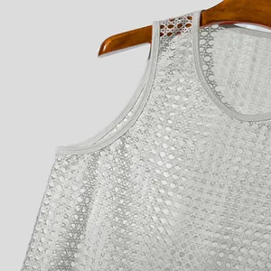 Dettaglio della canotta sportiva da uomo in rete con motivo a maglia traforata traspirante