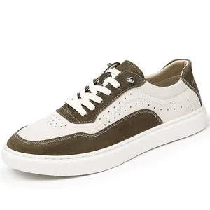 Gros plan sur des baskets en cuir vert olive et beige avec semelles blanches épaisses