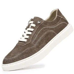 Baskets classiques en daim marron pour hommes avec semelles blanches et surpiqûres