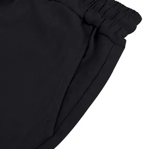 Dettaglio di pantaloncini in lino nero da uomo con elastico in vita e tasca laterale