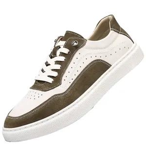 Vue latérale de baskets rétro en cuir pour hommes en patchwork olive et crème