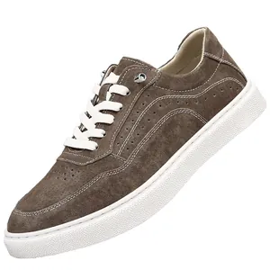 Détail de baskets en cuir suédé marron pour hommes avec coutures blanches et semelles épaisses
