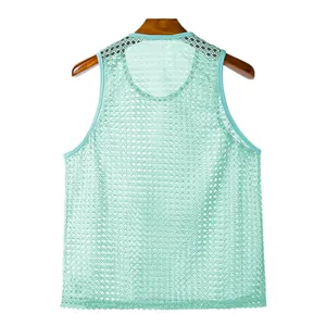Dettaglio ravvicinato della canotta sportiva in maglia traforata verde menta da uomo