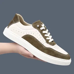 Vue détaillée de profil de baskets vintage en cuir avec semelle blanche épaisse et daim