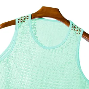 Dettaglio del tessuto in maglia traforata verde menta su canotta sportiva da uomo