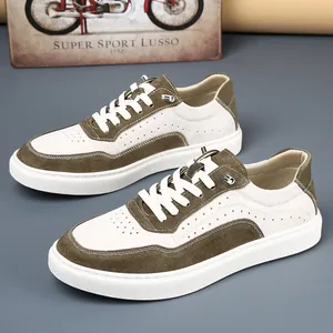 Vue latérale de baskets rétro en cuir véritable pour hommes avec détails en daim vert