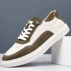Baskets rétro en cuir pour hommes avec détails perforés et semelle épaisse blanche stylée.