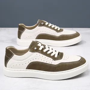 Baskets rétro en cuir pour hommes avec détails perforés et semelle blanche épaisse.