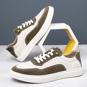 Vue détaillée des baskets vintage en cuir avec daim vert et semelle blanche épaisse.