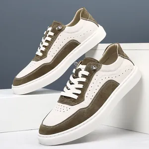 Vue latérale détaillée de baskets rétro en cuir véritable pour hommes en crème et olive