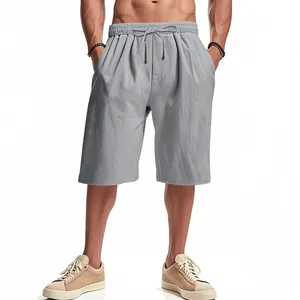 Vista dettagliata di pantaloncini uomo in lino grigio, design traspirante estivo
