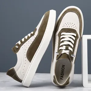 Vue détaillée de baskets en cuir rétro avec daim vert olive et semelles blanches épaisses