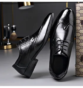 Vista detallada de elegantes zapatos brogue de cuero negro con patrones clásicos perforados