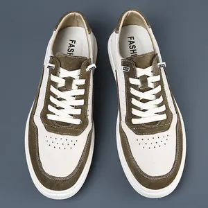 Vue de dessus de chaussures rétro en cuir pour hommes en vert olive et crème