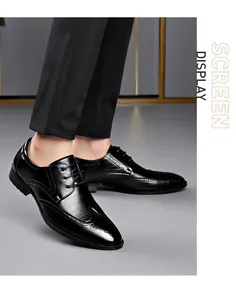 Detalle de zapatos Brogue de cuero negro con elegantes perforaciones de punta de ala