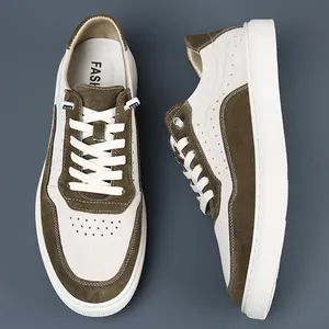 Vue de dessus et de profil de baskets décontractées pour hommes en daim olive et blanc