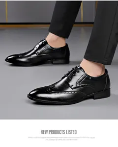 Vista detallada de zapatos brogue negros para hombre con diseño clásico de cordones