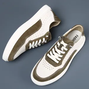 Détail des baskets rétro en cuir pour hommes avec daim marron et semelles blanches épaisses