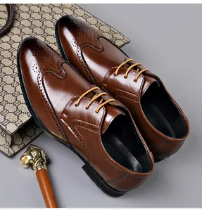 Primer plano de zapatos de cuero Brogue marrón vintage con detalles calados