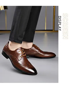 Primer plano de zapatos brogue de cuero marrón con un pantalón negro formal
