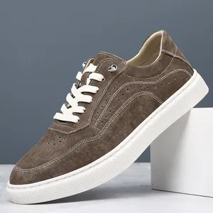 Vue latérale de baskets décontractées en daim marron pour hommes avec semelle blanche
