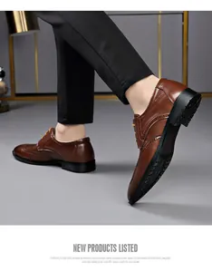 Vista detallada de zapatos Oxford marrones con perforaciones clásicas