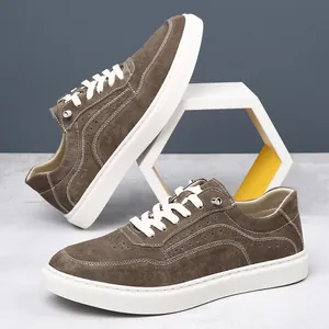 Vue détaillée de baskets en daim marron pour hommes avec semelle blanche épaisse et design rétro.