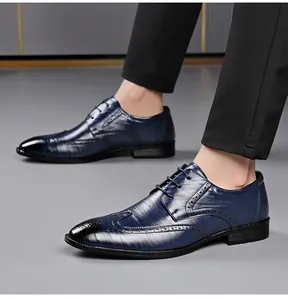 Detalle de zapatos Brogue de cuero azul con elegante diseño de punta degradada