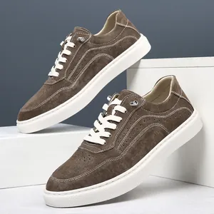 Vue détaillée de baskets en daim marron avec des semelles blanches épaisses et lacets