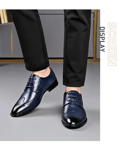 Primer plano de elegantes zapatos brogue azules para hombre usados por un modelo