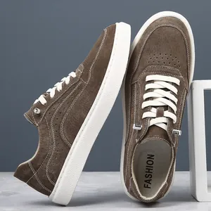 Gros plan de baskets rétro en cuir marron avec semelle épaisse blanche et lacets