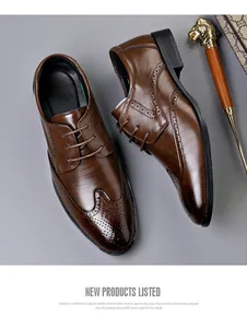 Vista detallada de zapatos brogue de cuero marrón con elegante diseño de perforación