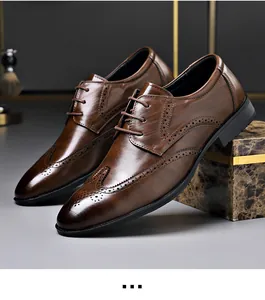 Vista detallada de zapatos brogue marrones para hombre con elegantes grabados y punta