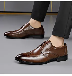 Vista detallada de zapatos brogue de cuero marrón con perforaciones y diseño de cordones