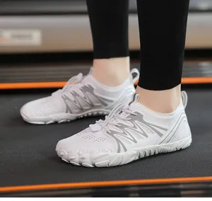 Nahaufnahme von weißen Barfuß-Watschuhen mit schnelltrocknendem Netzgewebe für Outdoor-Sport