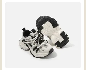 Primer plano de zapatillas blancas para niños con malla y suela texturizada