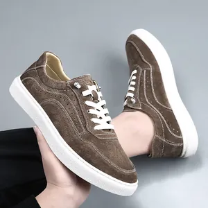 Sneaker vintage in pelle scamosciata marrone da uomo con suole bianche spesse e stile