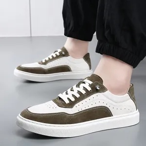 Sneaker in pelle vintage da uomo con spesse suole bianche per lo sport ed il tempo libero