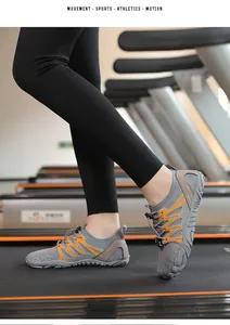 Detaillierte Aktionsansicht grauer Barfuß-Wasserschuhe, die im Fitnessstudio getragen werden