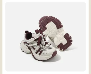 Detalle de las zapatillas de malla gruesa para niños en granate y crema mostrando la suela externa