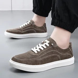 Scarpe casual da uomo in pelle scamosciata marrone con una spessa suola bianca sportiva