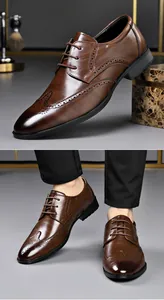 Detalle de los zapatos oxford brogue marrones que muestra el tallado y la textura