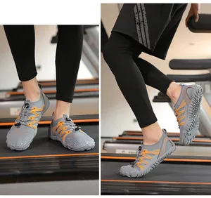 Grau-orange schnelltrocknende Wasserschuhe in aktiver Fitnessstudio-Umgebung.